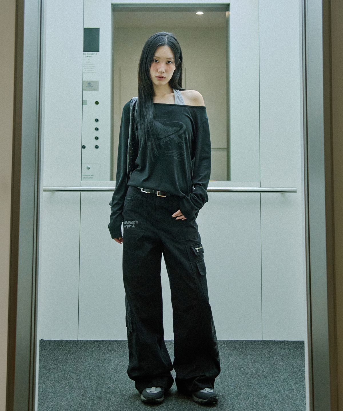 오드스튜디오(ODDSTUDIO) 스타 심볼 루즈핏 보트넥 롱 슬리브 - BLACK