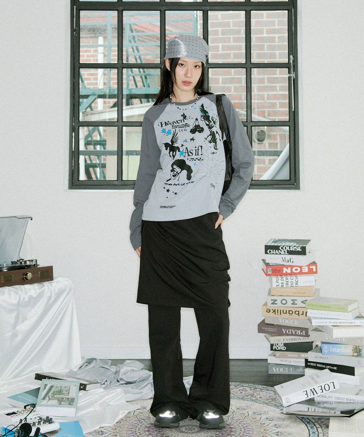 오드스튜디오(ODDSTUDIO) 키치 스템프 핀턱 래글런 롱 슬리브 - GRAY BLUE
