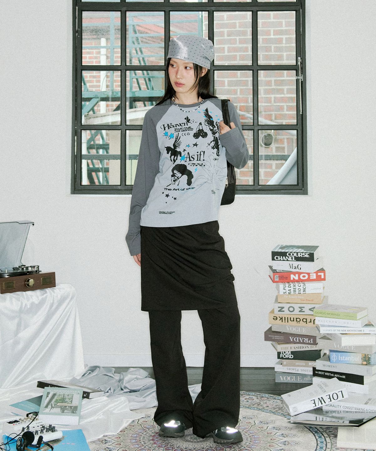 오드스튜디오(ODDSTUDIO) 키치 스템프 핀턱 래글런 롱 슬리브 - GRAY BLUE