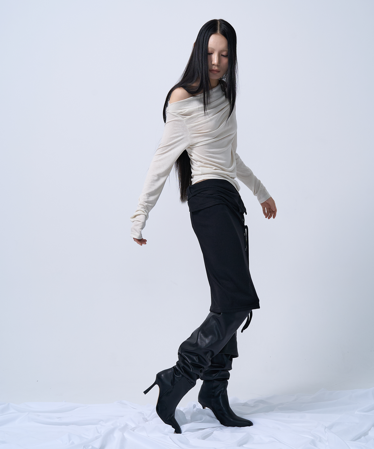 지제뮤지엄(ZIZEMUSEUM) OFF SHOULDER SHIRRING CUT-OUT TOP (PALE GREEN)