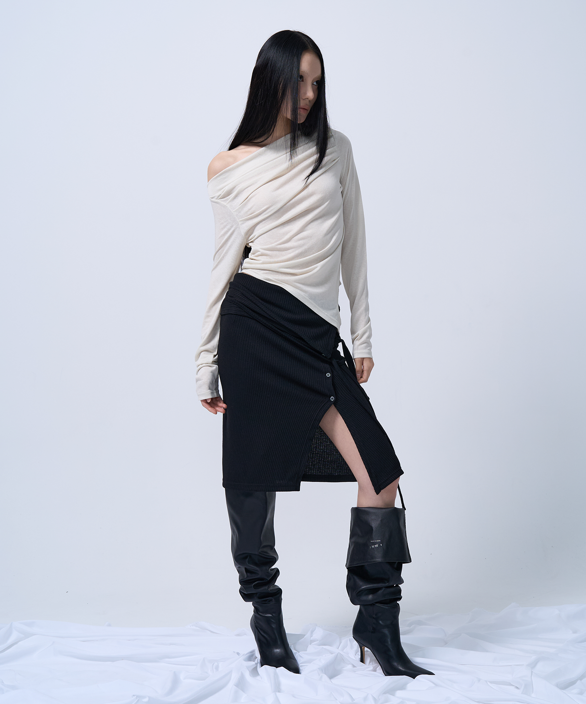 지제뮤지엄(ZIZEMUSEUM) OFF SHOULDER SHIRRING CUT-OUT TOP (PALE GREEN)