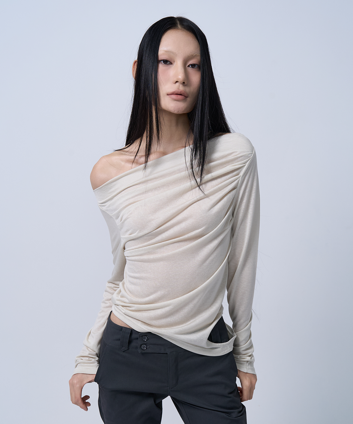 지제뮤지엄(ZIZEMUSEUM) OFF SHOULDER SHIRRING CUT-OUT TOP (PALE GREEN)