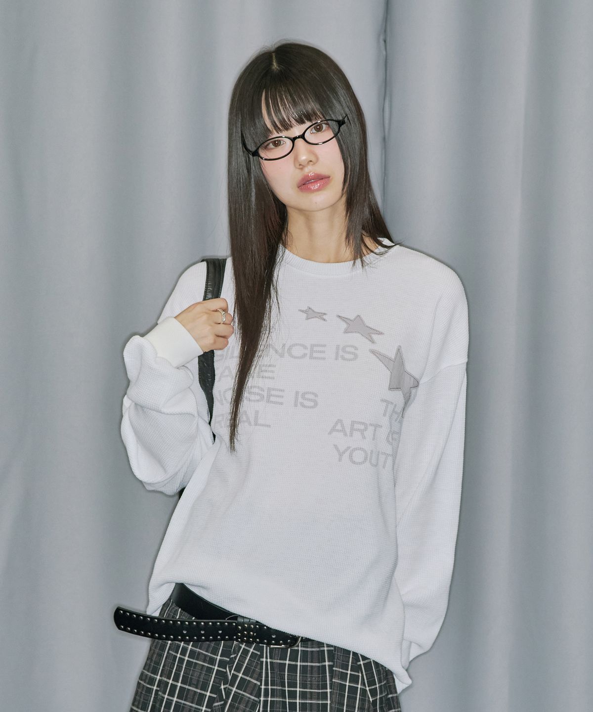 오드스튜디오(ODDSTUDIO) 스타 아플리케 와플 롱 슬리브 - OFF WHITE