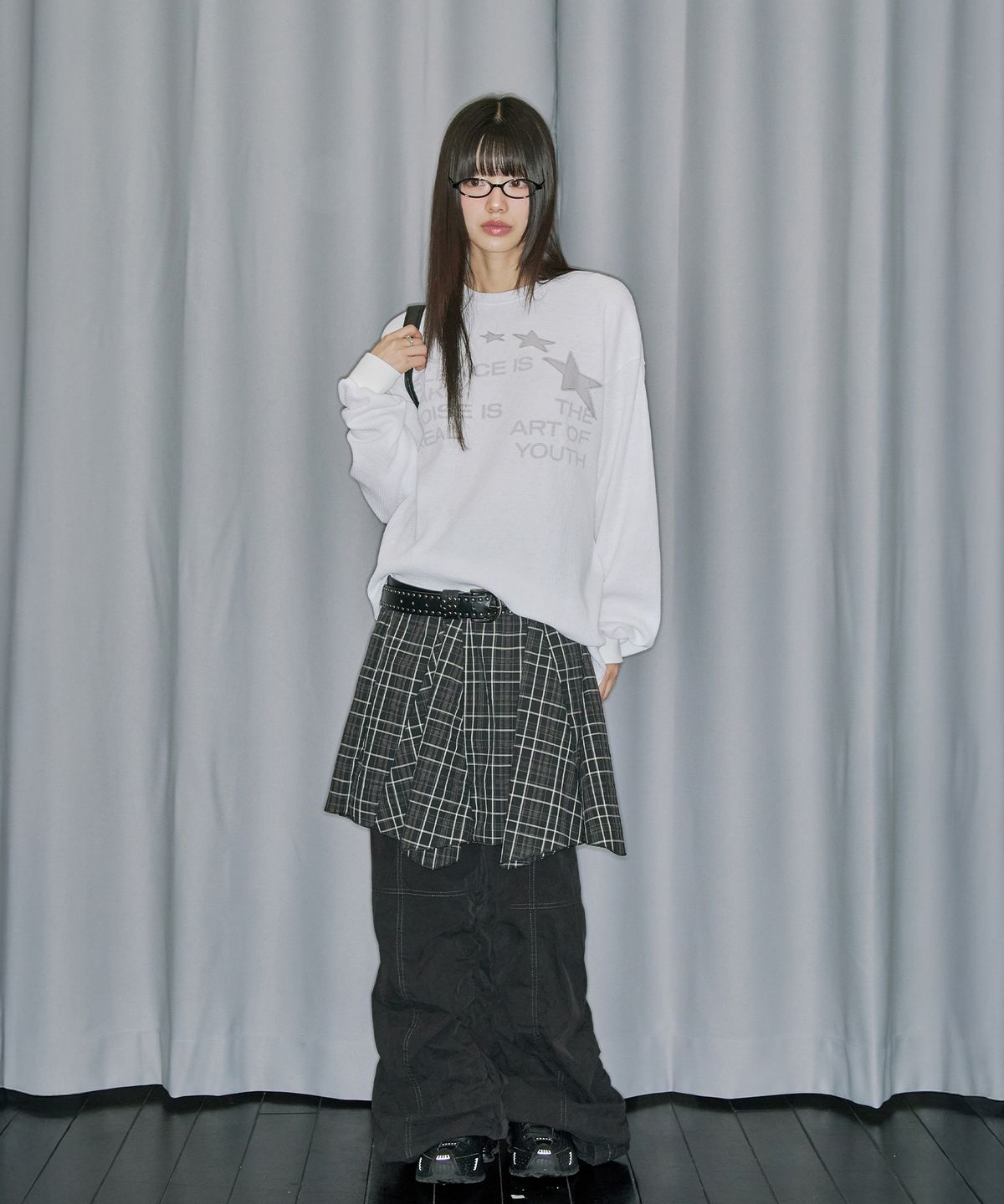 오드스튜디오(ODDSTUDIO) 스타 아플리케 와플 롱 슬리브 - OFF WHITE