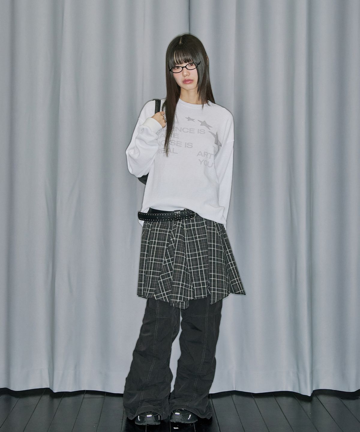 오드스튜디오(ODDSTUDIO) 스타 아플리케 와플 롱 슬리브 - OFF WHITE