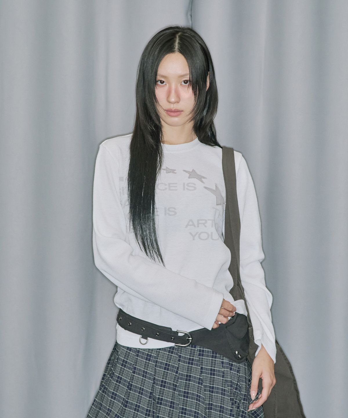 오드스튜디오(ODDSTUDIO) 스타 아플리케 와플 롱 슬리브 - OFF WHITE