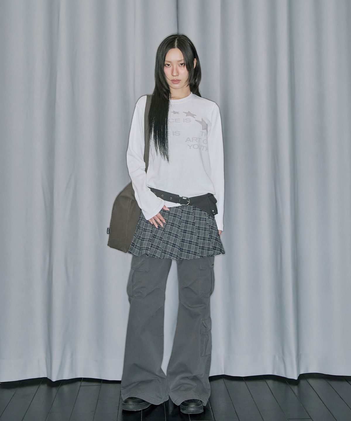 오드스튜디오(ODDSTUDIO) 스타 아플리케 와플 롱 슬리브 - OFF WHITE
