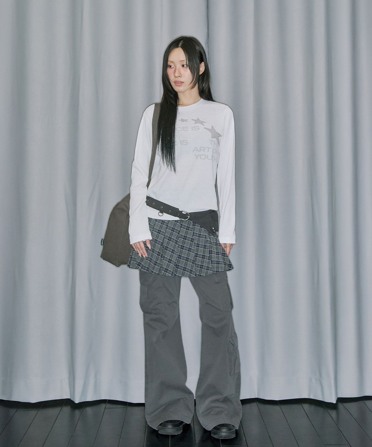 오드스튜디오(ODDSTUDIO) 스타 아플리케 와플 롱 슬리브 - OFF WHITE