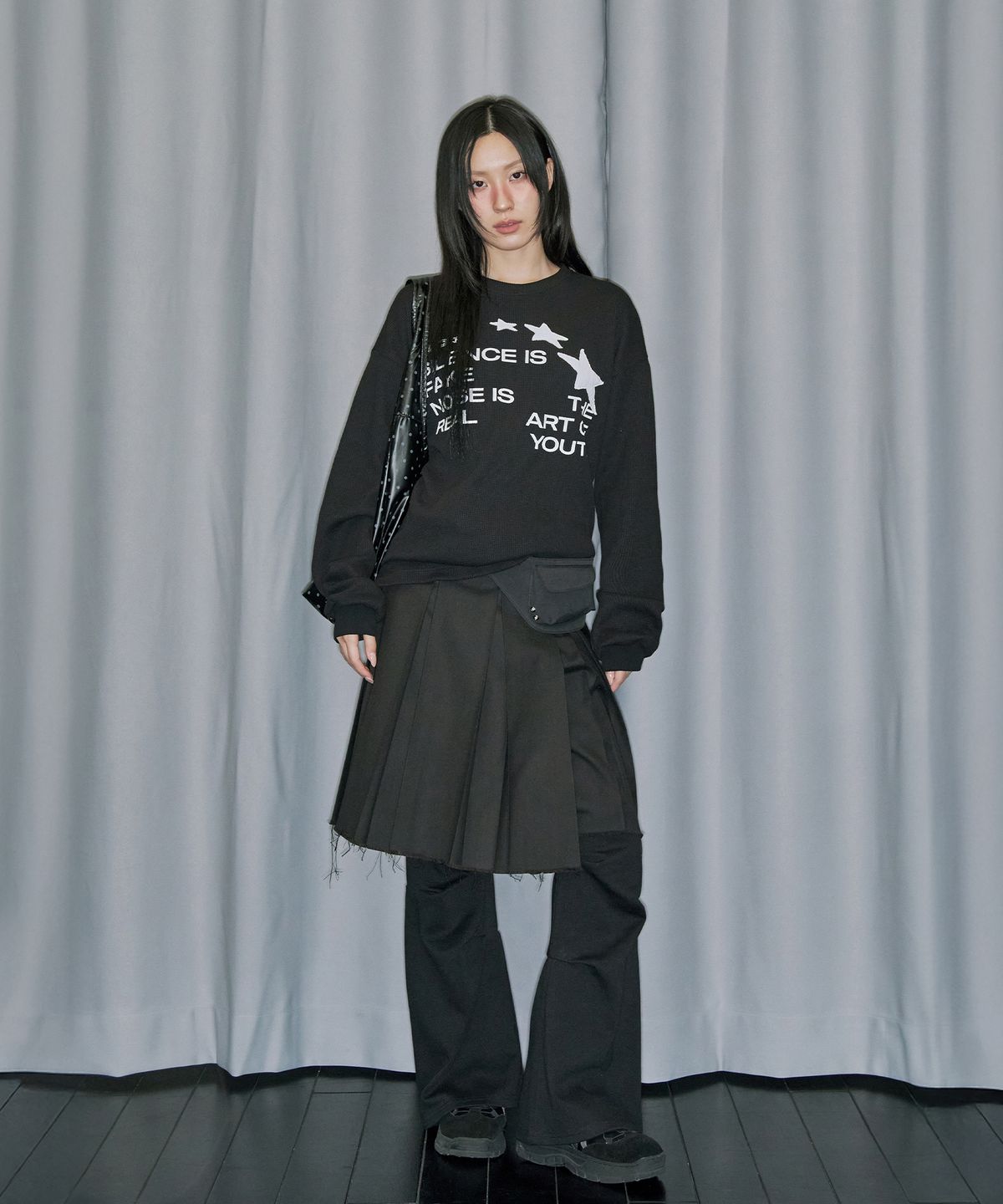 오드스튜디오(ODDSTUDIO) 스타 아플리케 와플 롱 슬리브 - BLACK