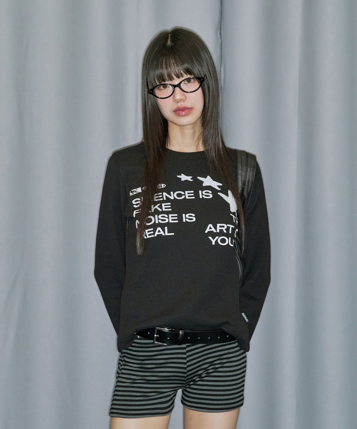 오드스튜디오(ODDSTUDIO) 스타 아플리케 와플 롱 슬리브 - BLACK