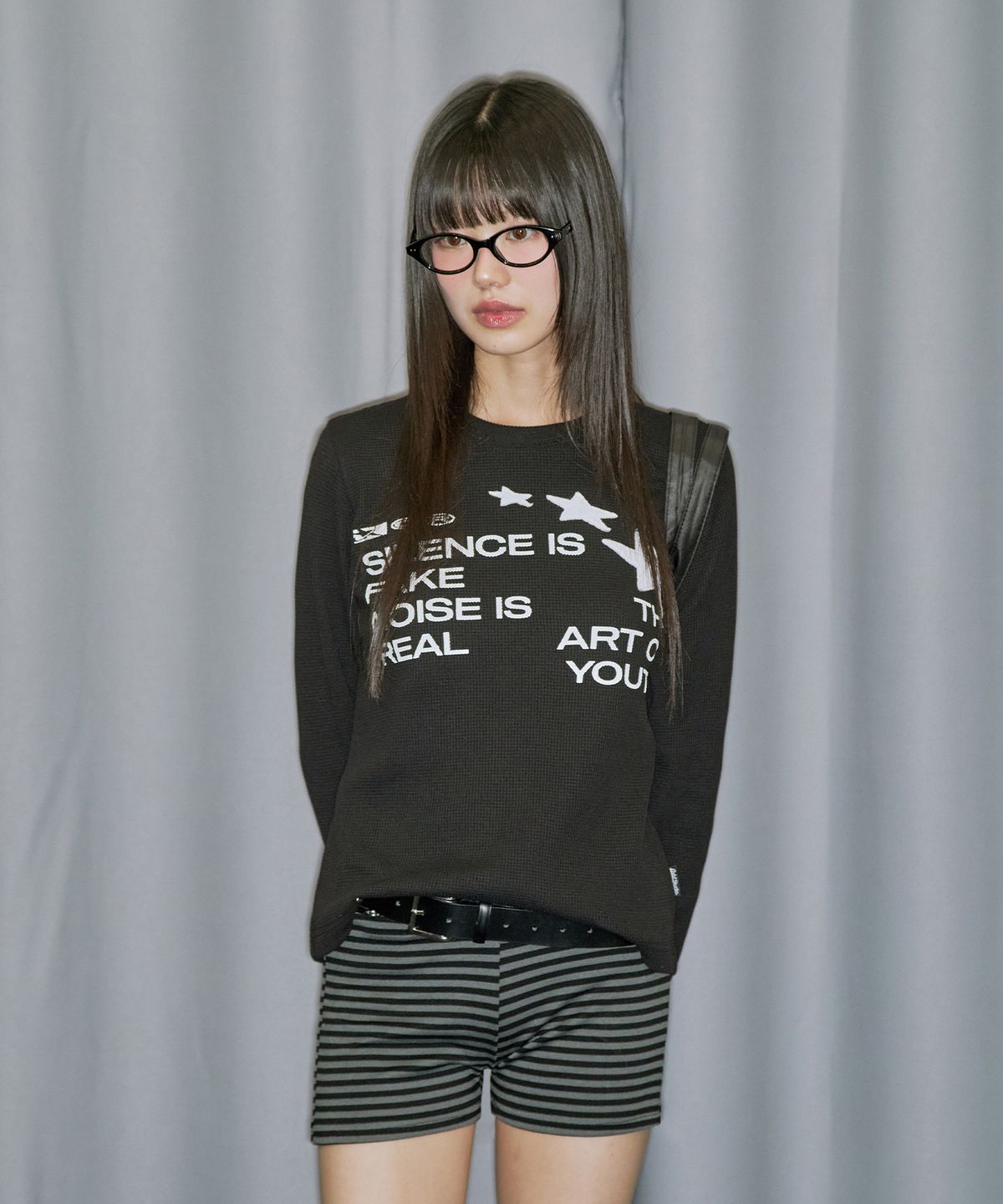 오드스튜디오(ODDSTUDIO) 스타 아플리케 와플 롱 슬리브 - BLACK