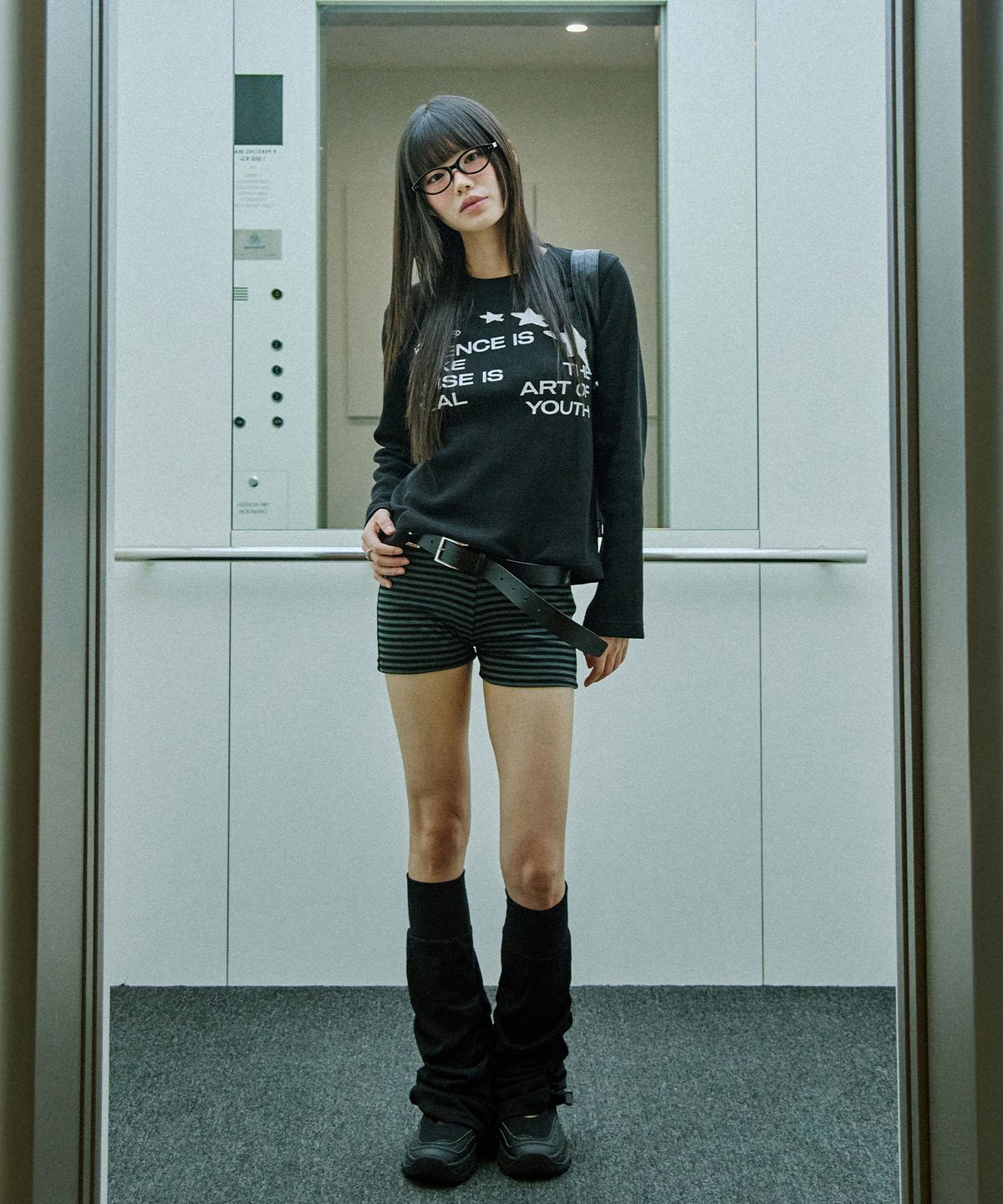 오드스튜디오(ODDSTUDIO) 스타 아플리케 와플 롱 슬리브 - BLACK
