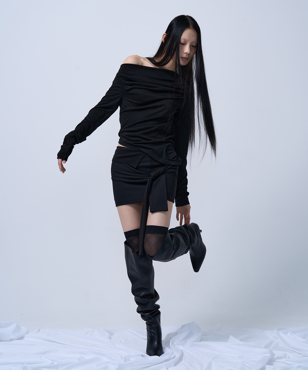 지제뮤지엄(ZIZEMUSEUM) OFF SHOULDER SHIRRING CUT-OUT TOP (BLACK)