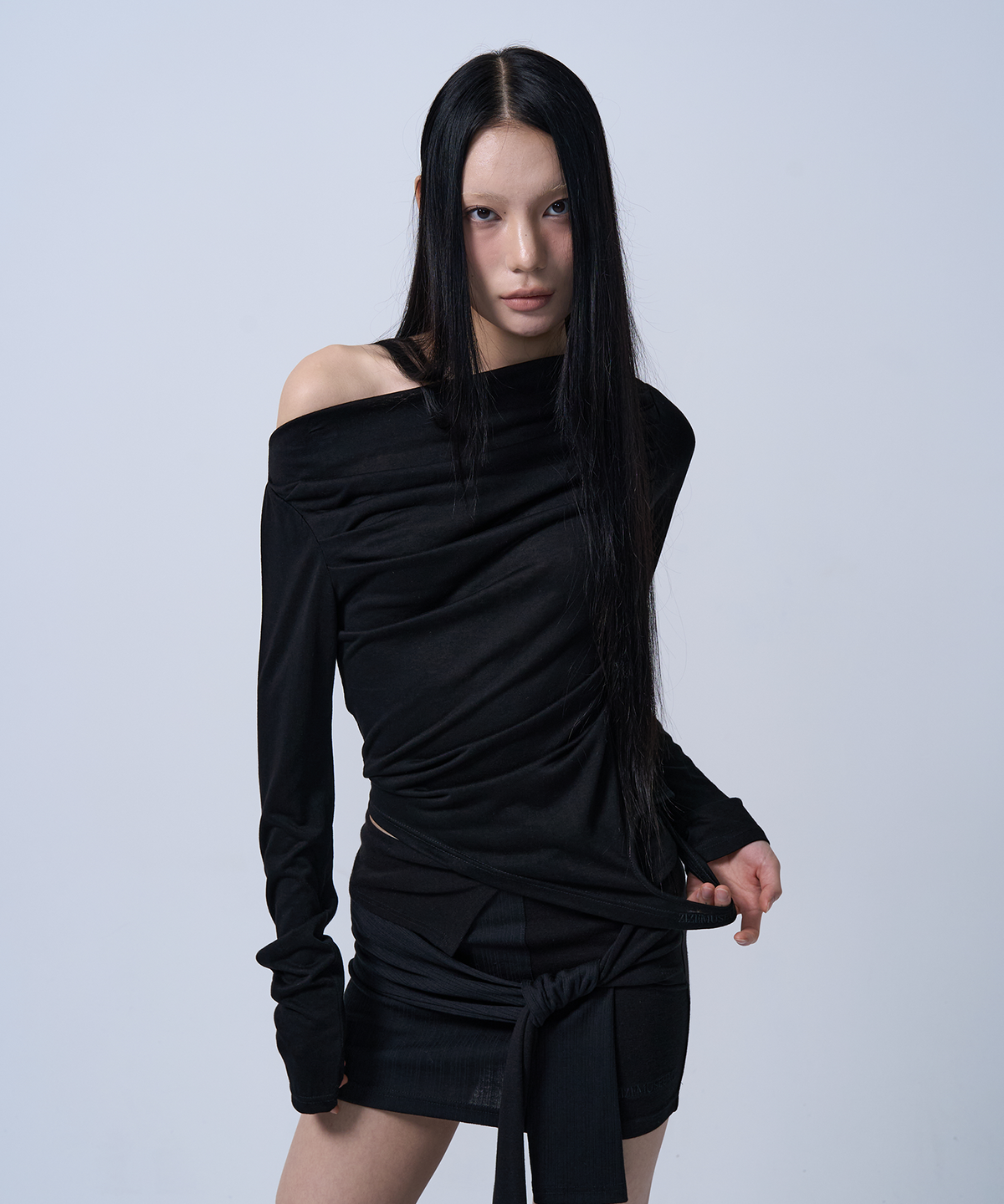 지제뮤지엄(ZIZEMUSEUM) OFF SHOULDER SHIRRING CUT-OUT TOP (BLACK)