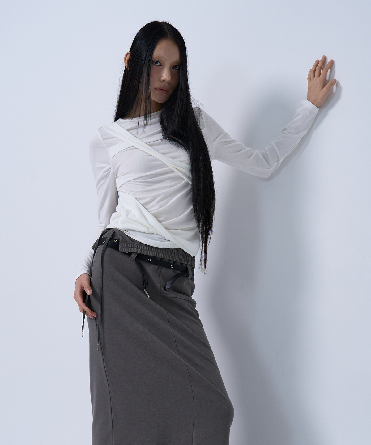 지제뮤지엄(ZIZEMUSEUM) TWIST DRAPE LONG SLEEVE TOP (WHITE)
