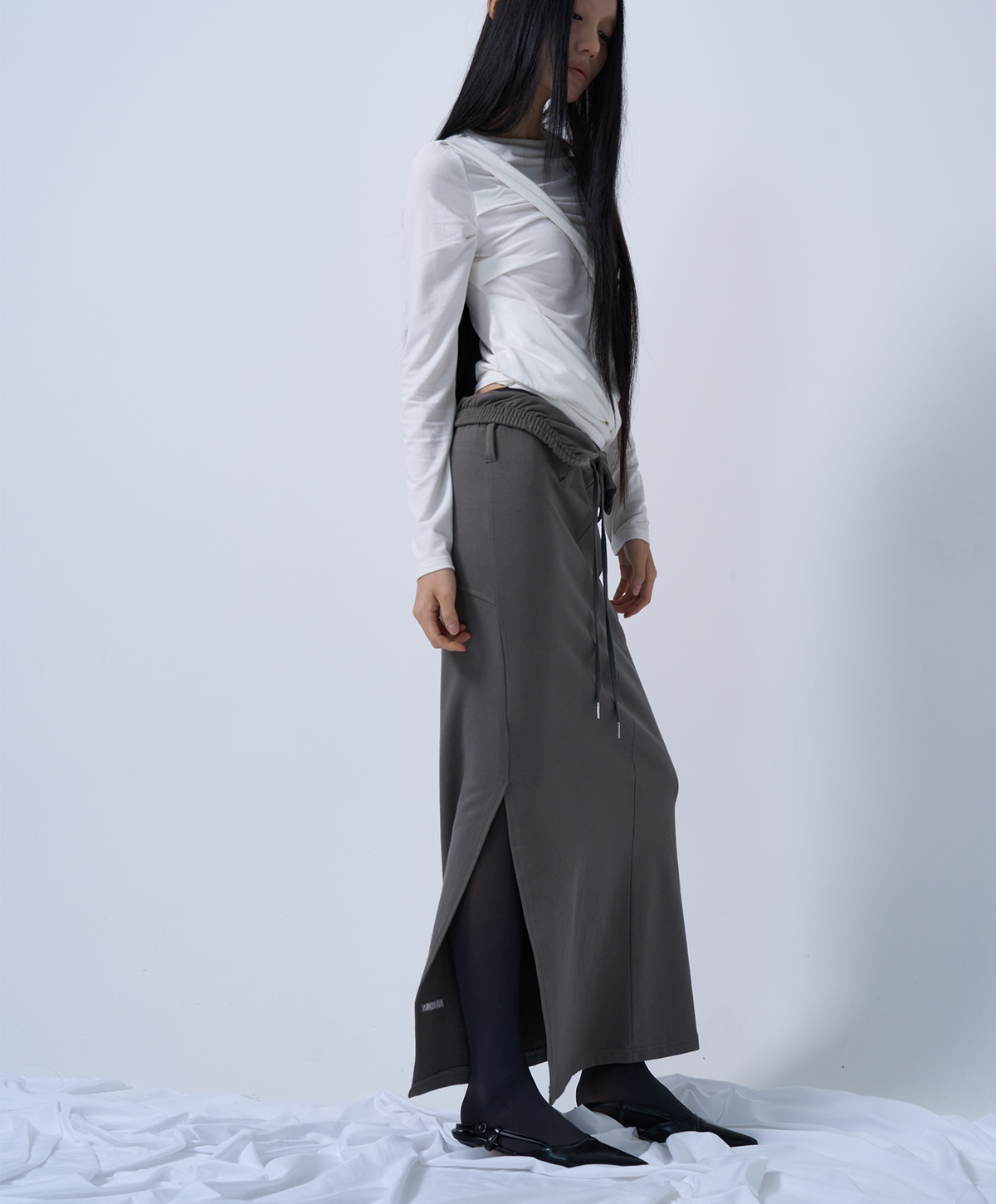 지제뮤지엄(ZIZEMUSEUM) TWIST DRAPE LONG SLEEVE TOP (WHITE)