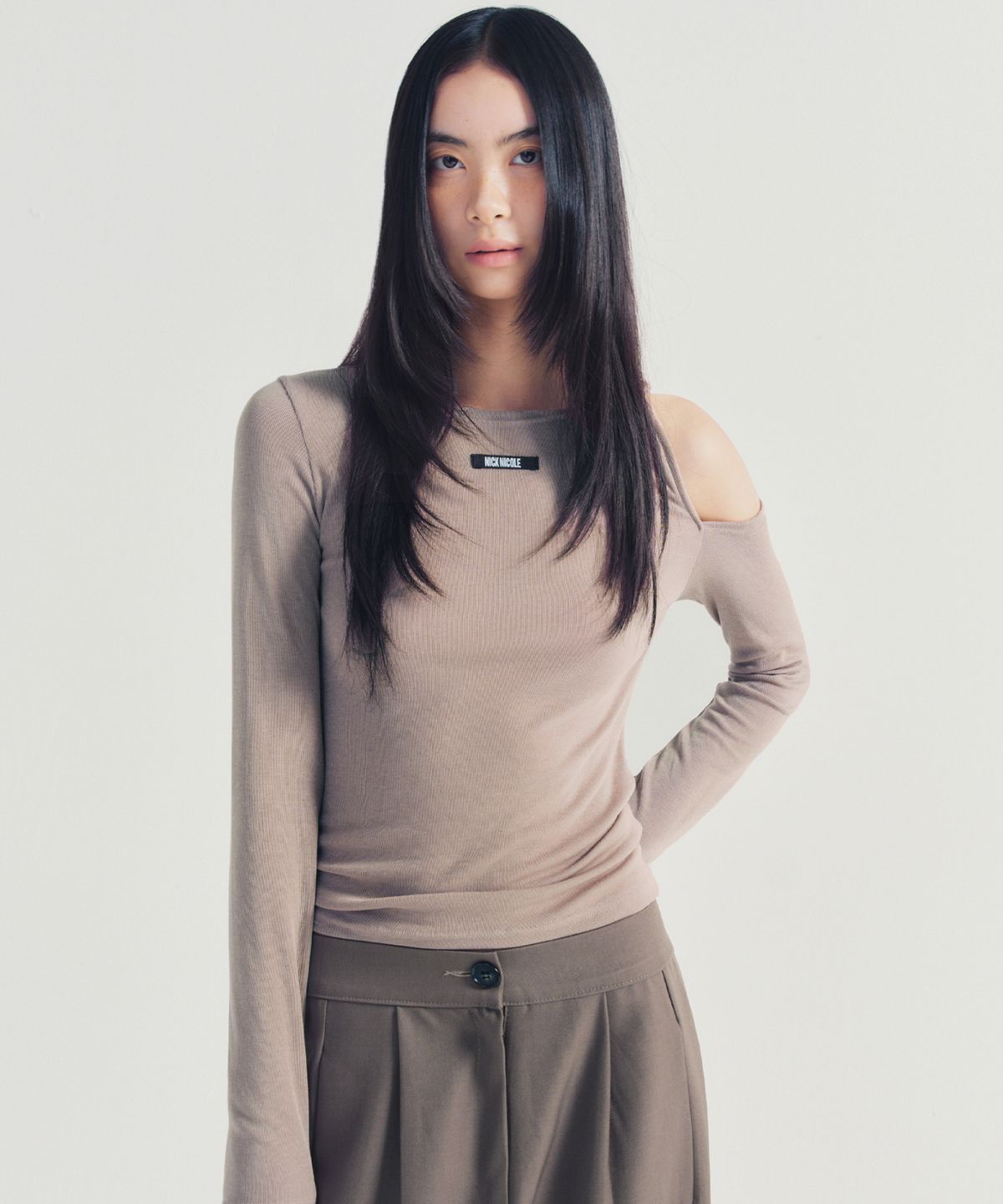 닉앤니콜(NICK&NICOLE) TWIST CUT OUT RIBBED SLEEVE TOP_BROWN