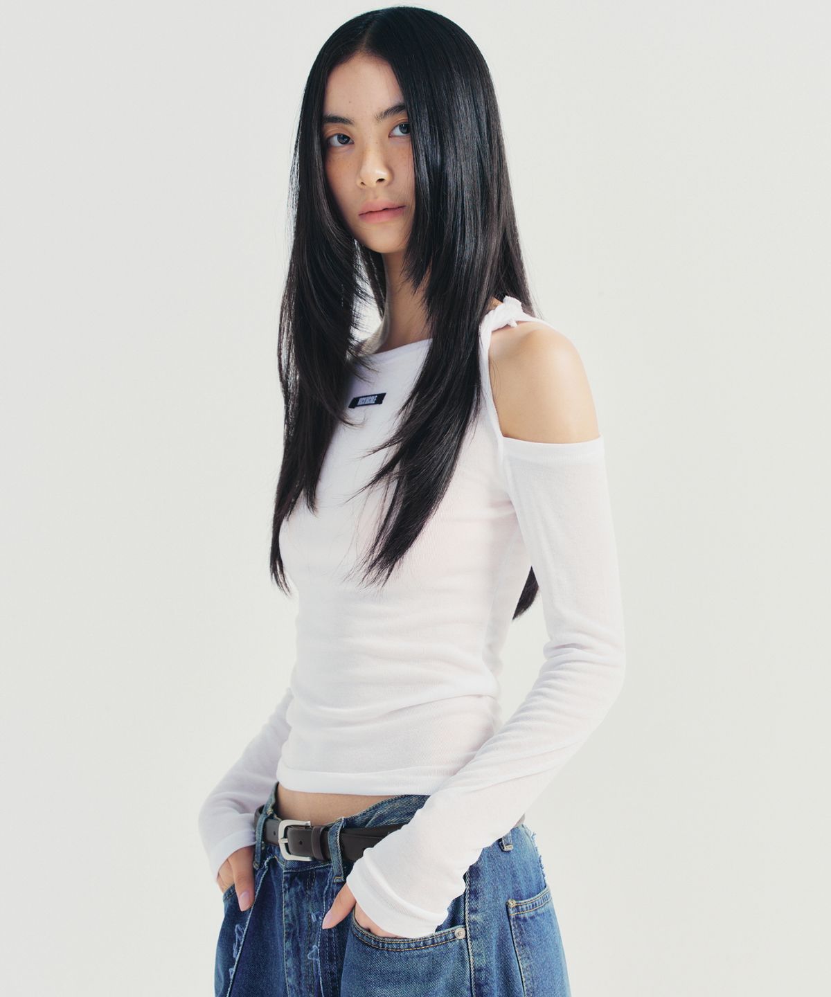 닉앤니콜(NICK&NICOLE) TWIST CUT OUT RIBBED SLEEVE TOP_WHITE