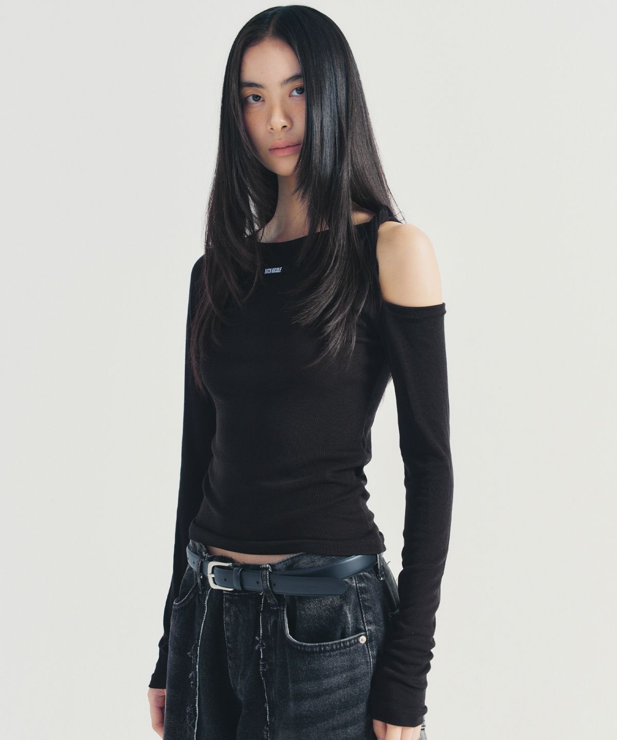 닉앤니콜(NICK&NICOLE) TWIST CUT OUT RIBBED SLEEVE TOP_BLACK