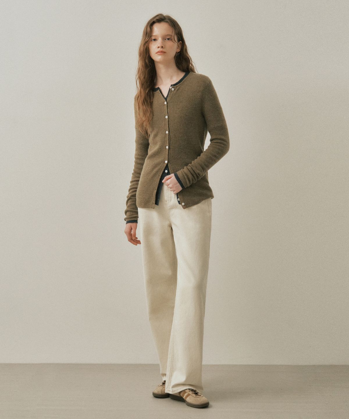 웬즈데이오아시스 포 우먼(WEDNESDAYOASISFORWOMEN) 시어 알파카 니트 가디건_LIGHT KHAKI(WC25-KN41)