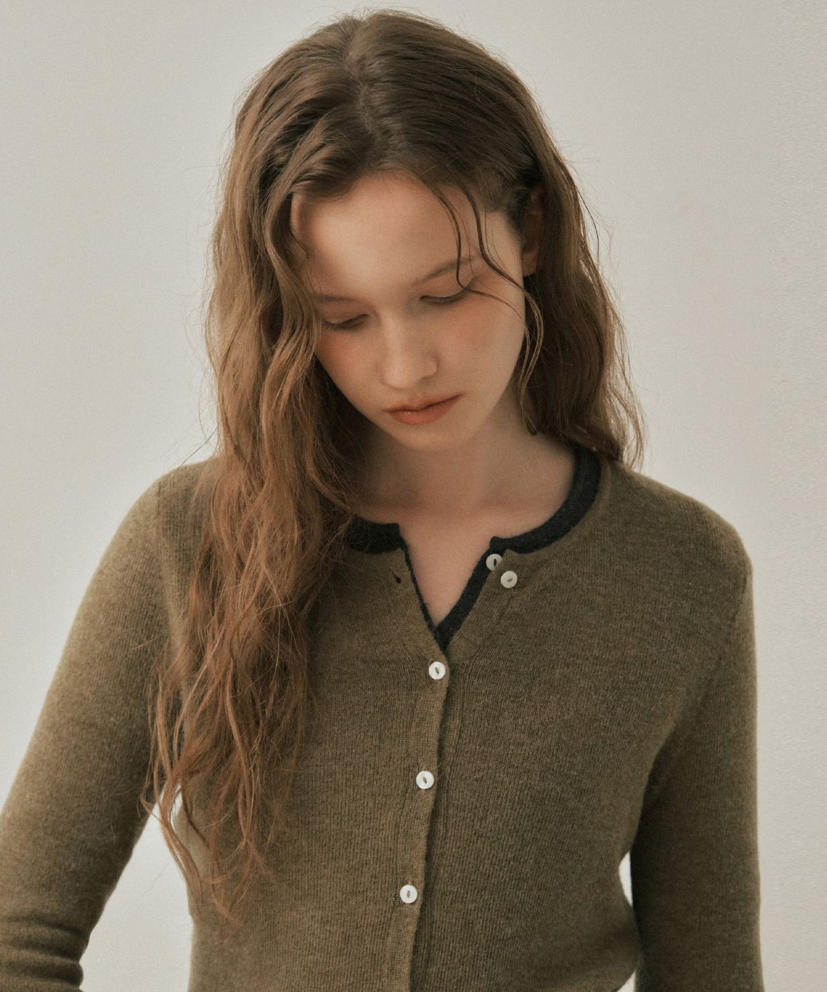 웬즈데이오아시스 포 우먼(WEDNESDAYOASISFORWOMEN) 시어 알파카 니트 가디건_LIGHT KHAKI(WC25-KN41)