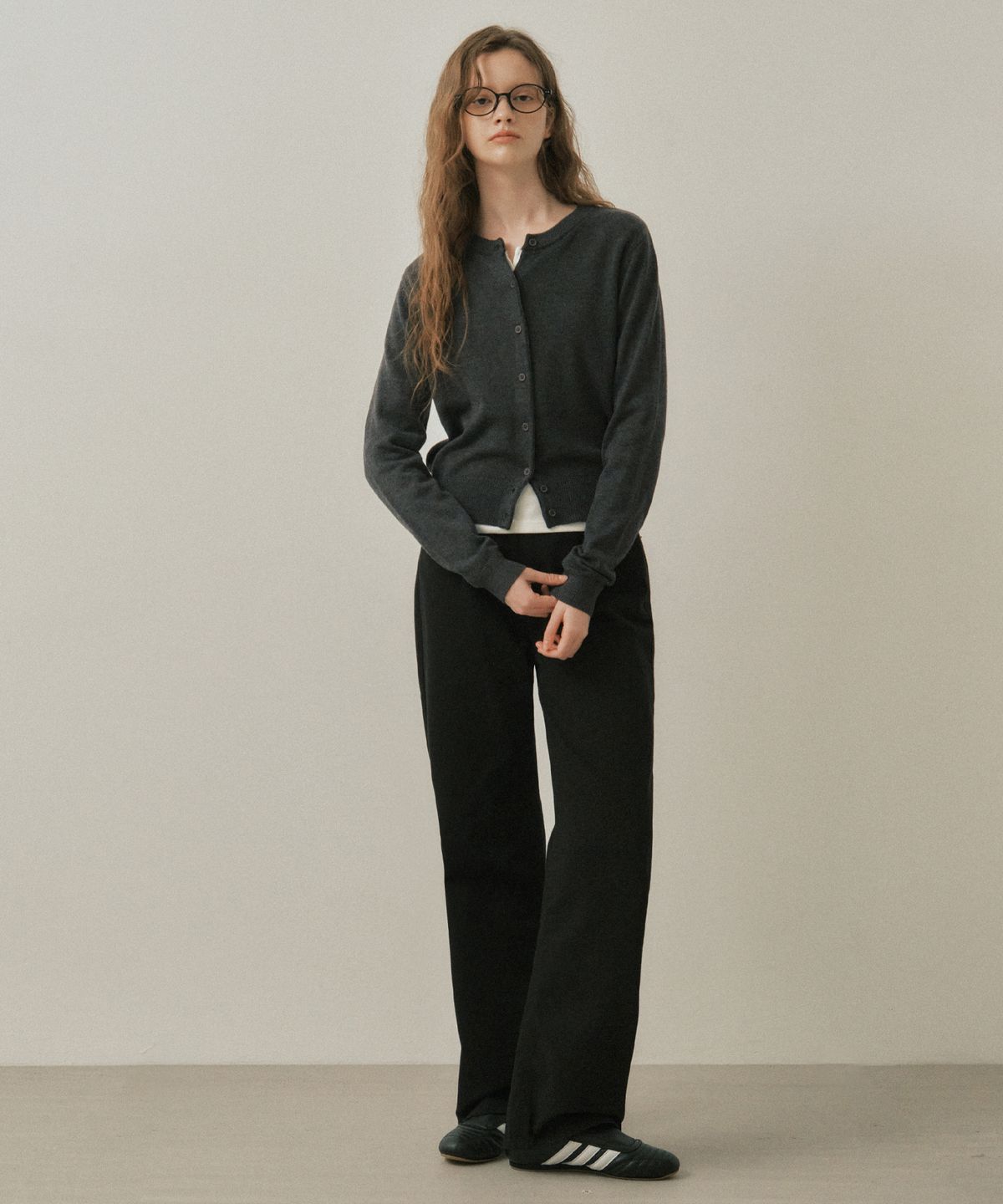 웬즈데이오아시스 포 우먼(WEDNESDAYOASISFORWOMEN) 세렌 울 블렌드 니트 가디건_CHARCOAL(WC25-KN66)