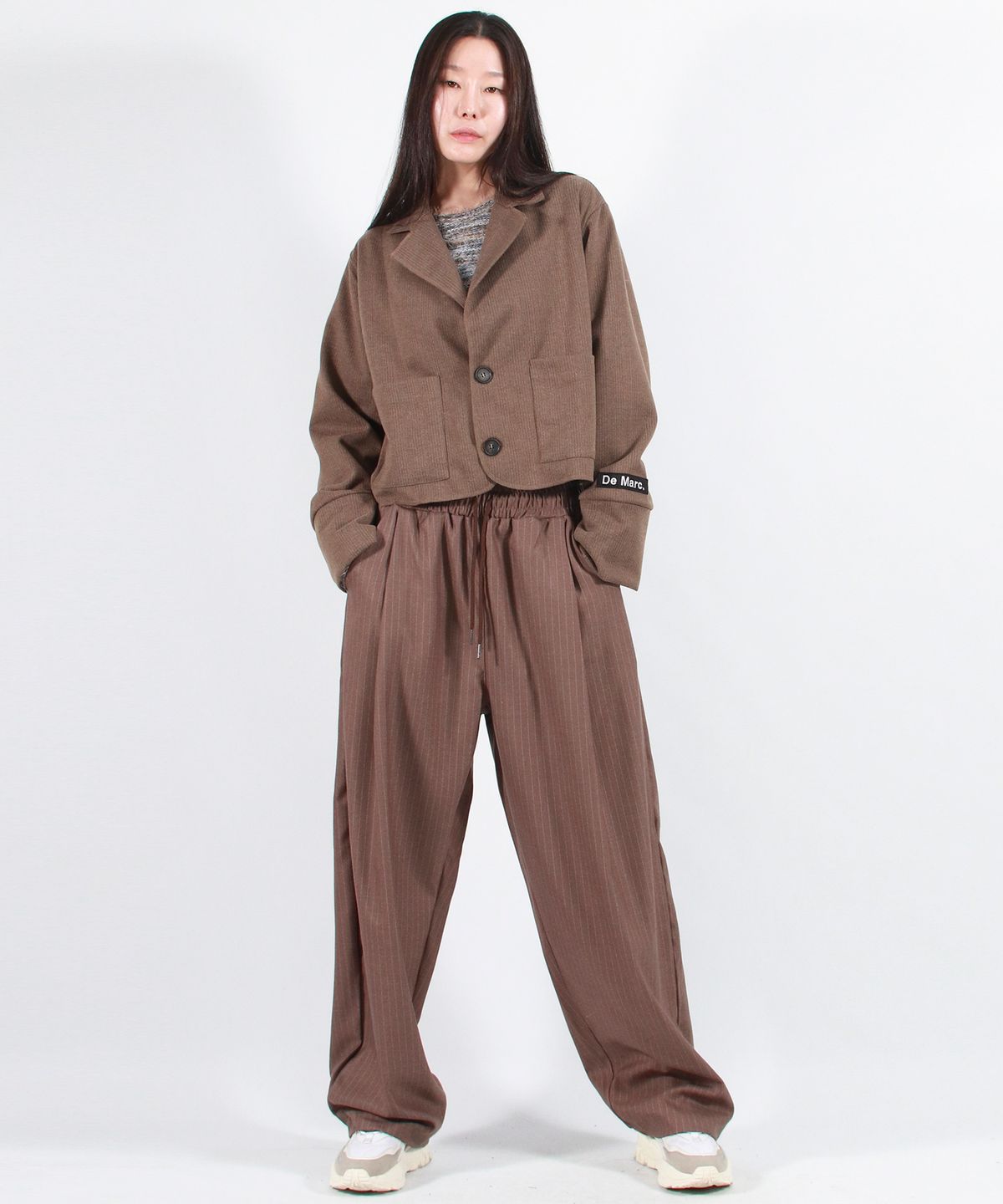 드마크(DEMARC) STRIPE CHICANO WIDE ONE-TUCK PANTS -Brown