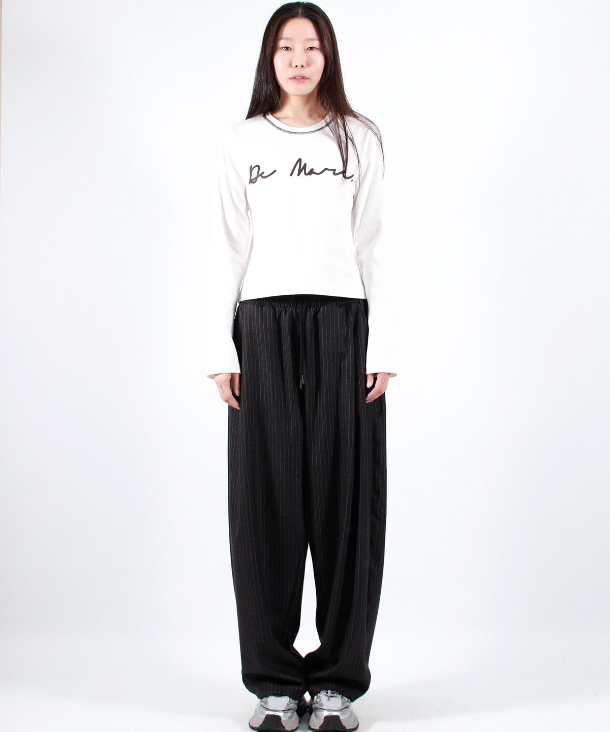 드마크(DEMARC) STRIPE CHICANO WIDE ONE-TUCK PANTS - deep charcoal
