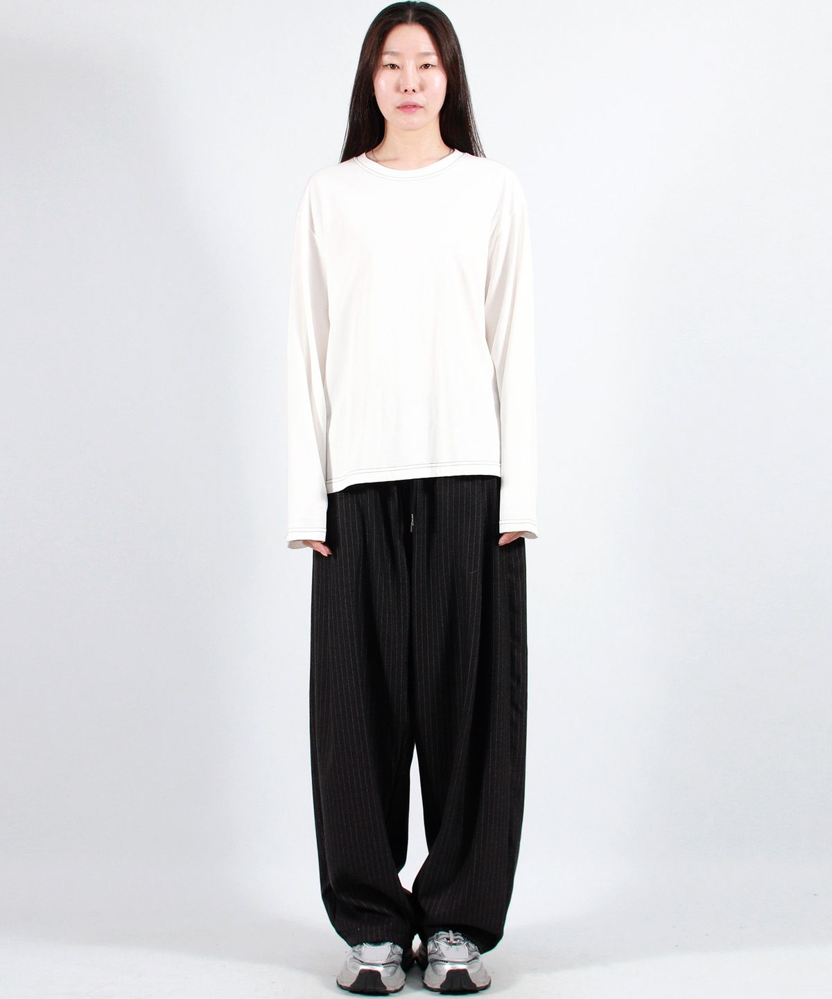 드마크(DEMARC) STRIPE CHICANO WIDE ONE-TUCK PANTS - deep charcoal