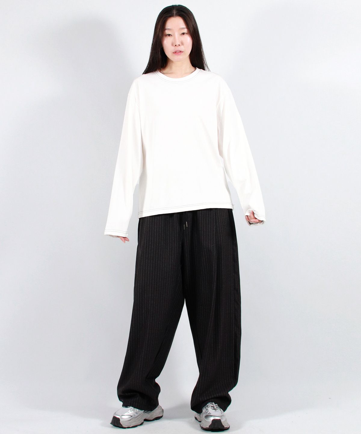 드마크(DEMARC) STRIPE CHICANO WIDE ONE-TUCK PANTS - deep charcoal