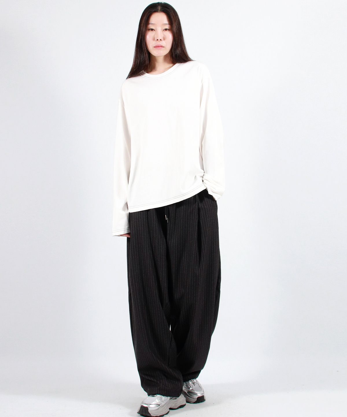 드마크(DEMARC) STRIPE CHICANO WIDE ONE-TUCK PANTS - deep charcoal