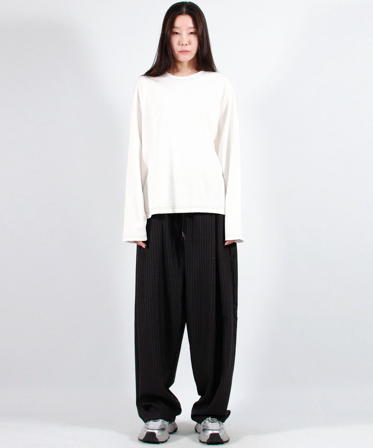 드마크(DEMARC) STRIPE CHICANO WIDE ONE-TUCK PANTS - deep charcoal