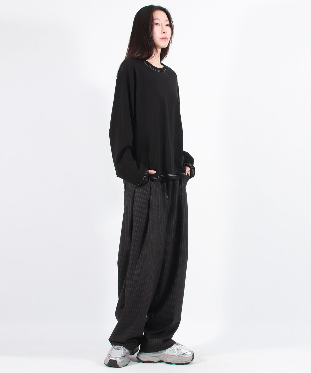 드마크(DEMARC) STRIPE CHICANO WIDE ONE-TUCK PANTS - deep charcoal