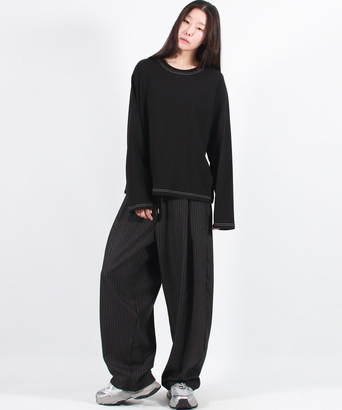 드마크(DEMARC) STRIPE CHICANO WIDE ONE-TUCK PANTS - deep charcoal