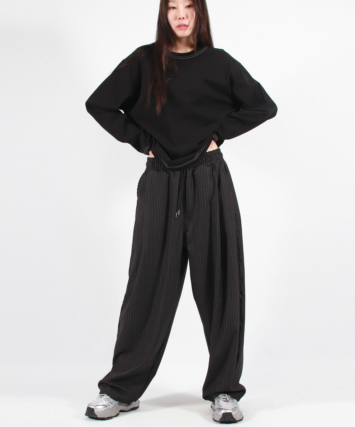 드마크(DEMARC) STRIPE CHICANO WIDE ONE-TUCK PANTS - deep charcoal