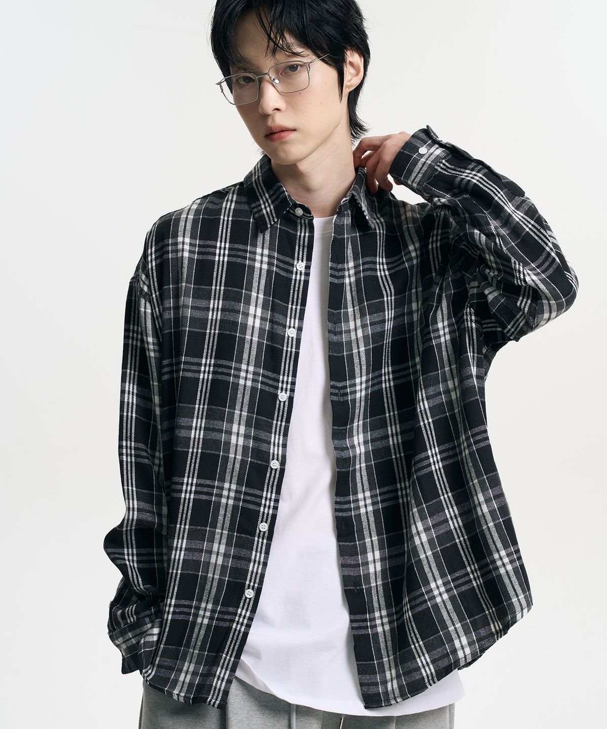 무븐(MOOVN) 오버핏 체크 셔츠 블랙