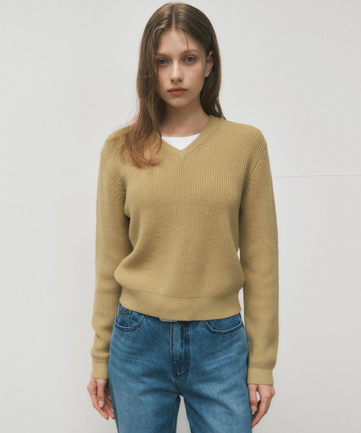 웬즈데이오아시스 포 우먼(WEDNESDAYOASISFORWOMEN) 블루밍 하찌 브이넥 니트_MUSTARD(WC25-KN52)