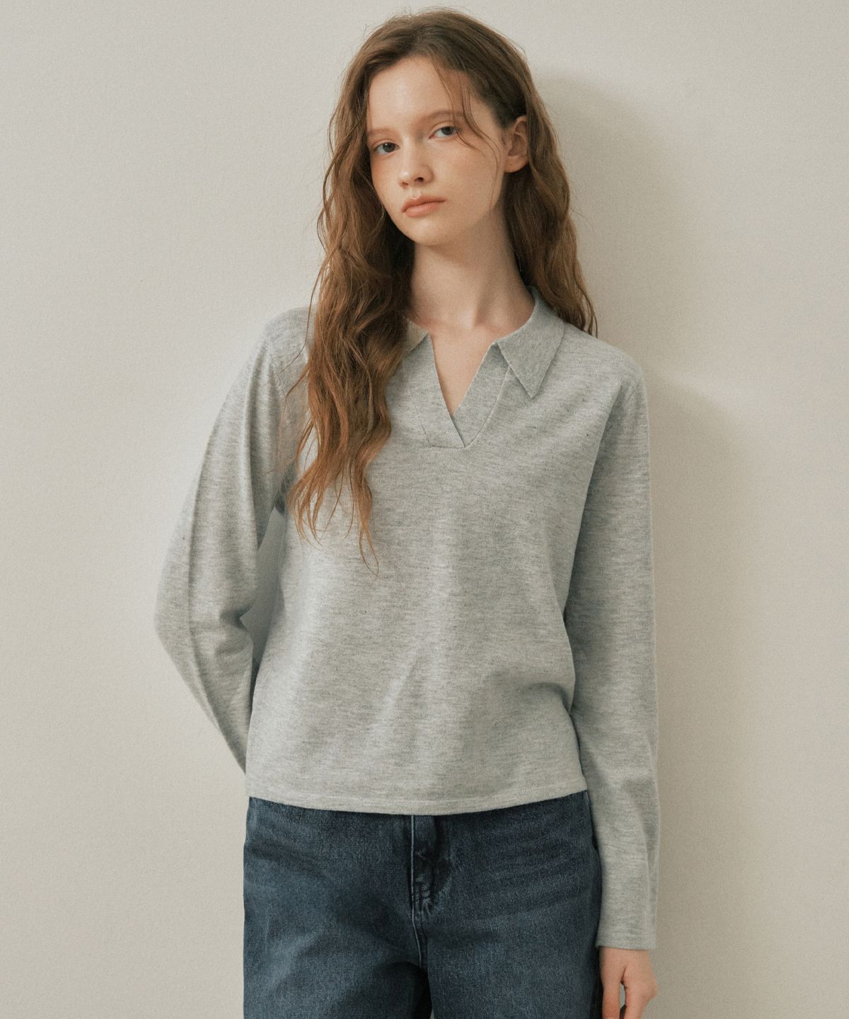 웬즈데이오아시스 포 우먼(WEDNESDAYOASISFORWOMEN) 페이버 오픈카라 롱슬리브 니트_LIGHT GRAY(WC25-KN61)