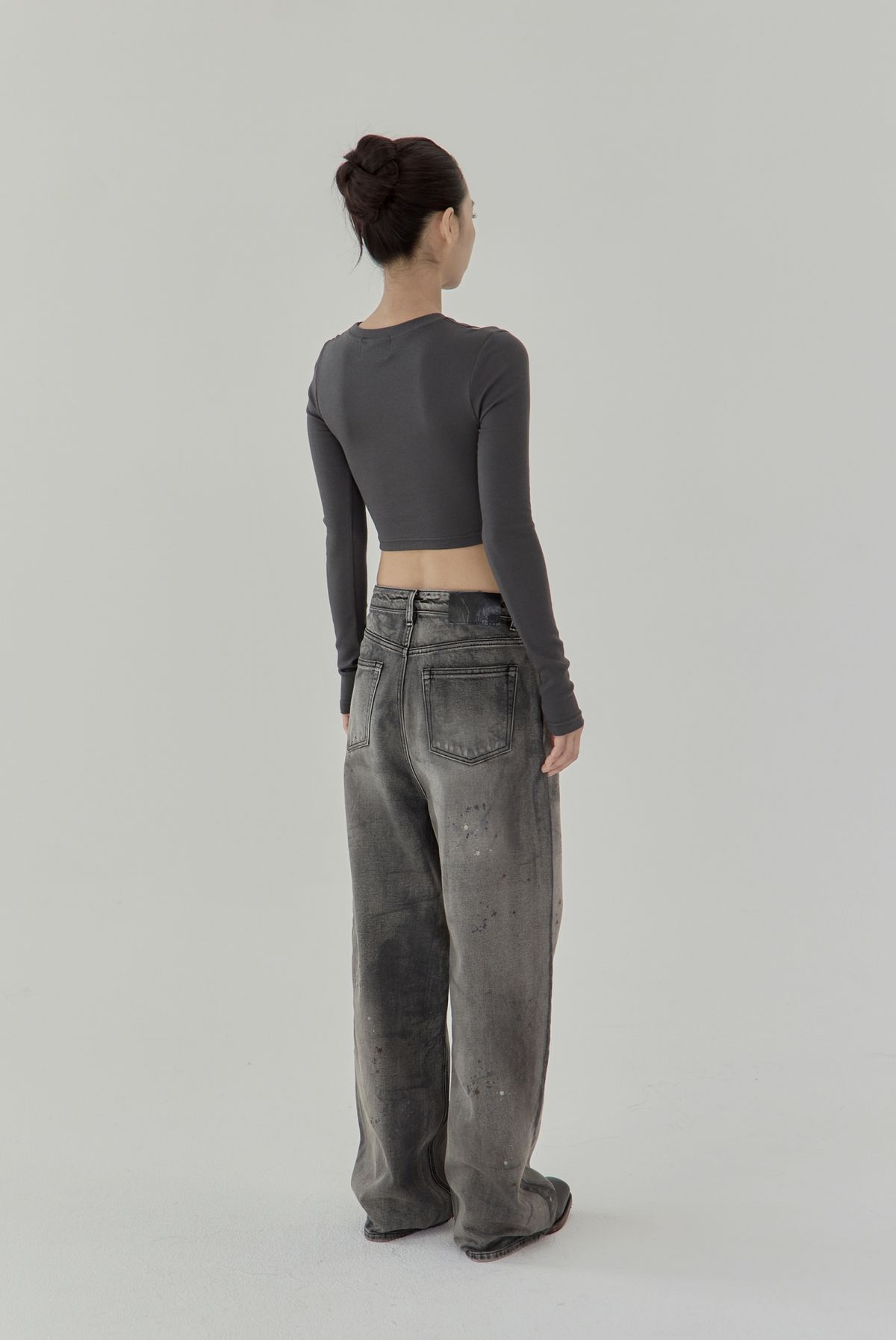 노 엑스트라 터치(NO EXTRA TOUCH) Eyelet Detail Crop Tee (Grey) / 25FWTS001GR