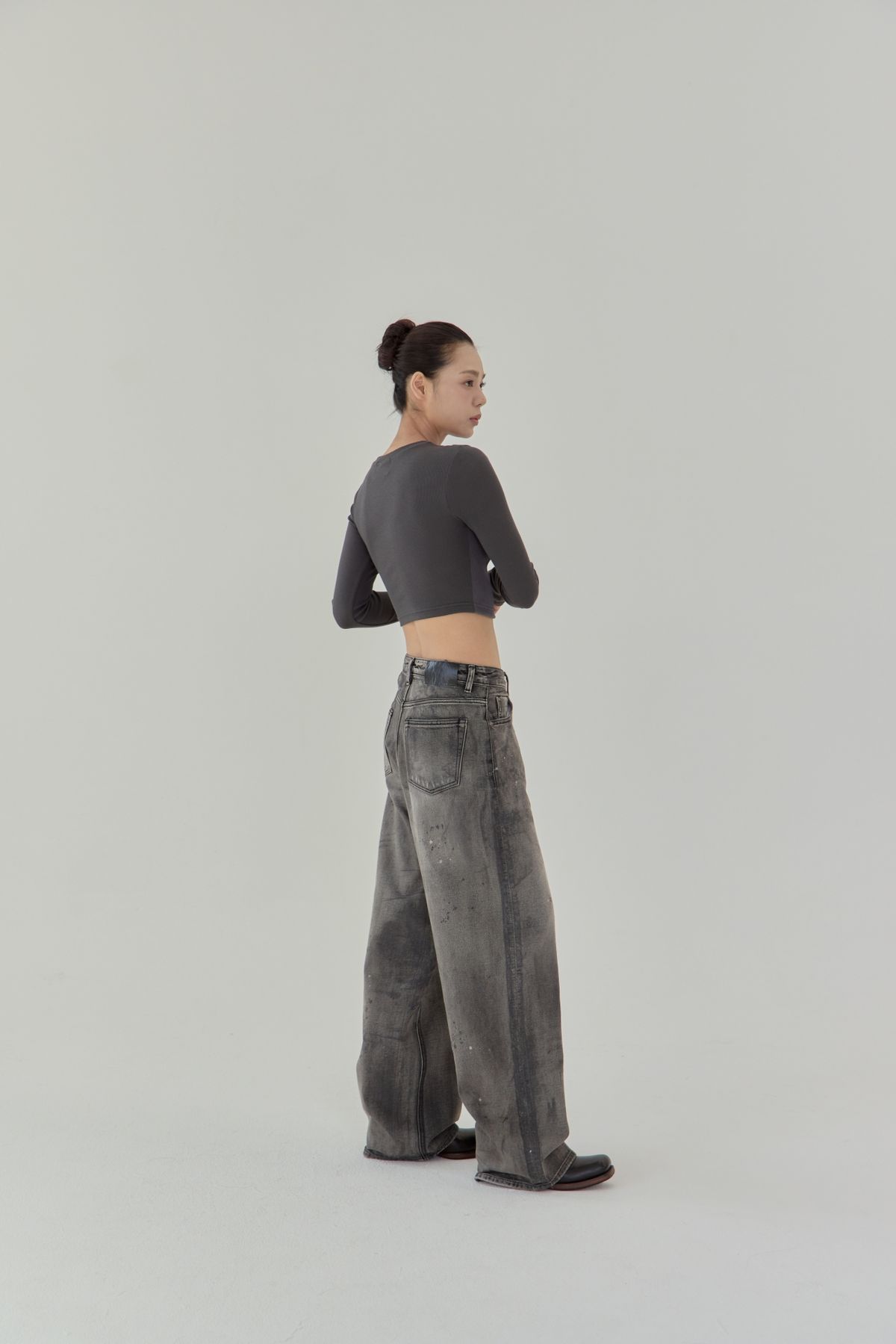 노 엑스트라 터치(NO EXTRA TOUCH) Eyelet Detail Crop Tee (Grey) / 25FWTS001GR