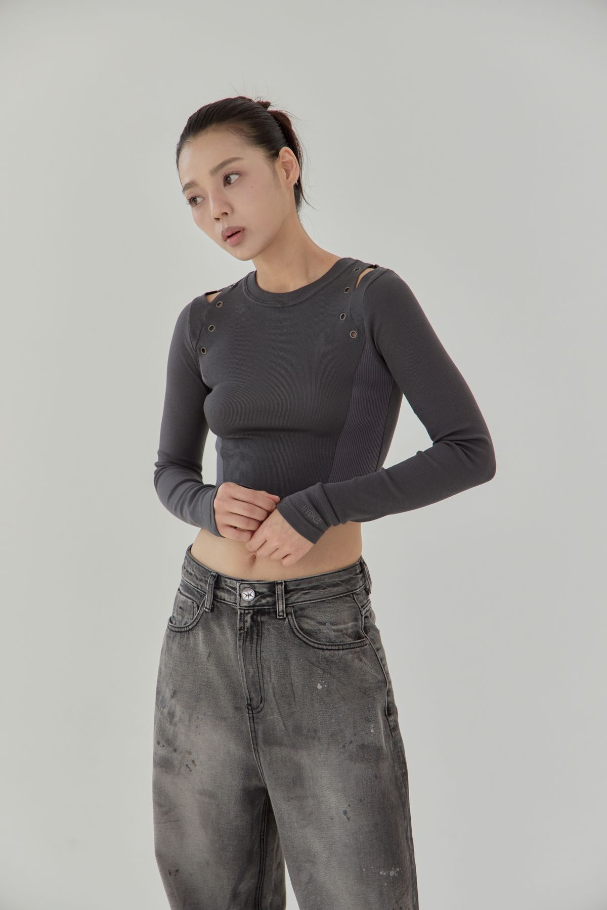 노 엑스트라 터치(NO EXTRA TOUCH) Eyelet Detail Crop Tee (Grey) / 25FWTS001GR