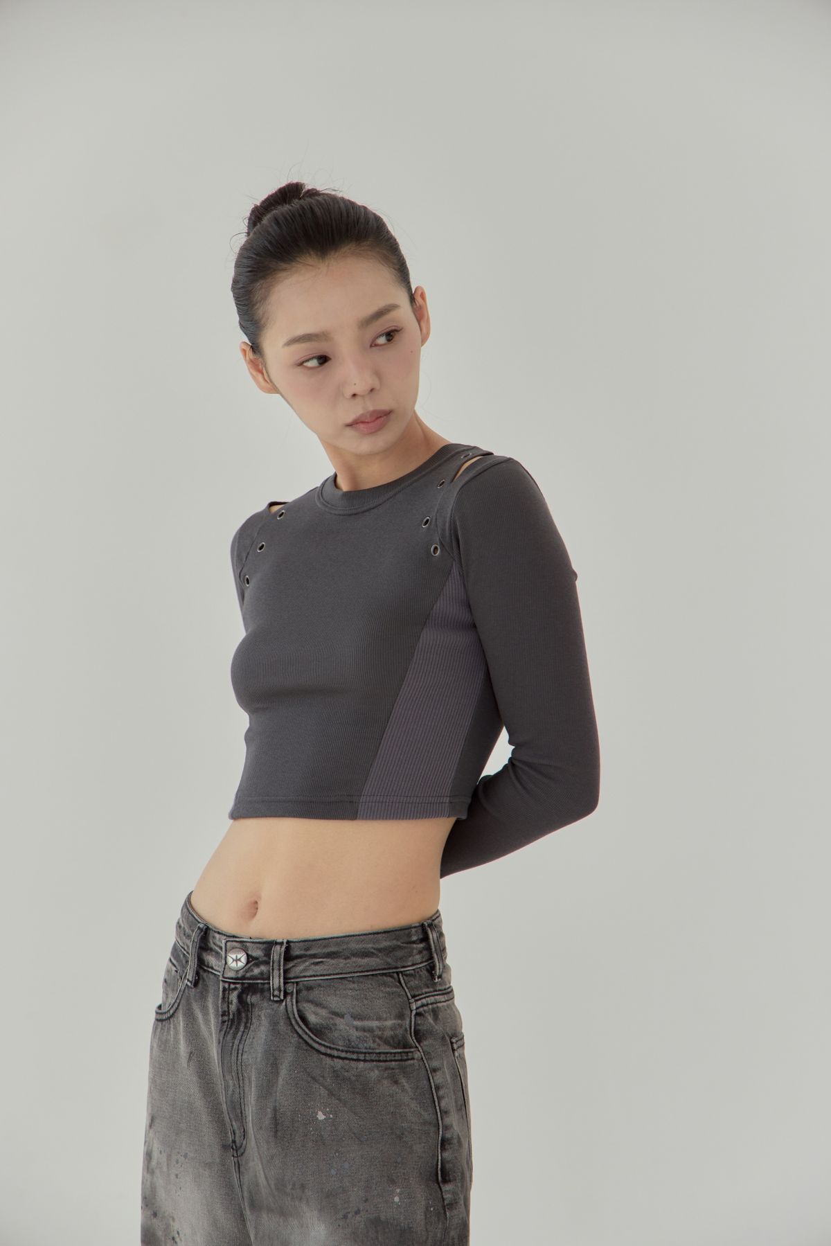 노 엑스트라 터치(NO EXTRA TOUCH) Eyelet Detail Crop Tee (Grey) / 25FWTS001GR