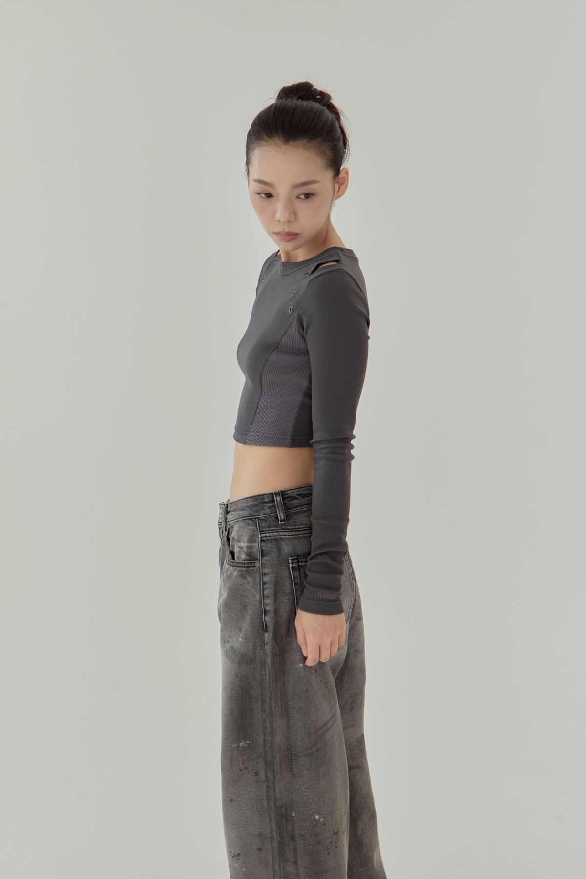 노 엑스트라 터치(NO EXTRA TOUCH) Eyelet Detail Crop Tee (Grey) / 25FWTS001GR