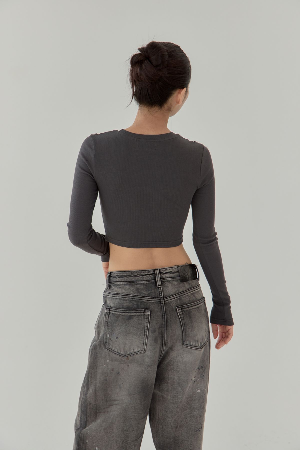 노 엑스트라 터치(NO EXTRA TOUCH) Eyelet Detail Crop Tee (Grey) / 25FWTS001GR