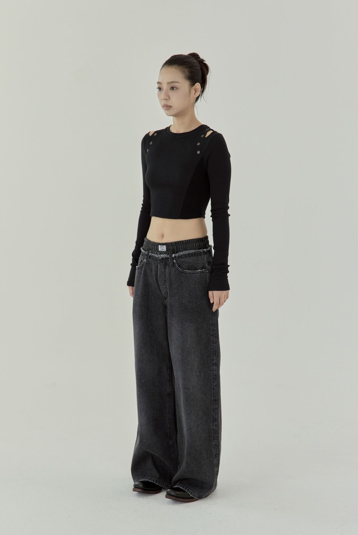 노 엑스트라 터치(NO EXTRA TOUCH) Eyelet Detail Crop Tee (Black) / 25FWTS001BK