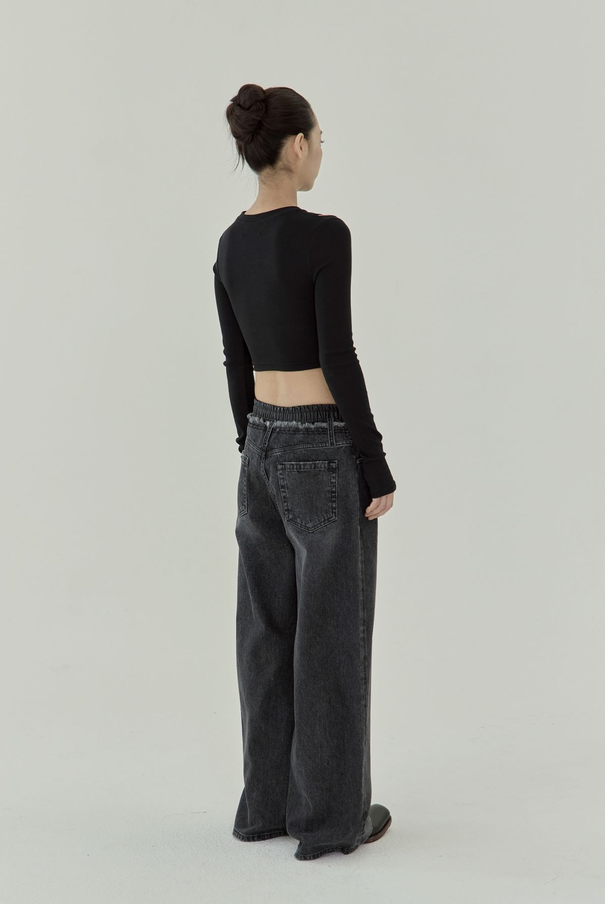 노 엑스트라 터치(NO EXTRA TOUCH) Eyelet Detail Crop Tee (Black) / 25FWTS001BK