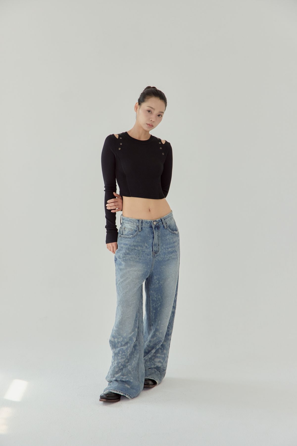 노 엑스트라 터치(NO EXTRA TOUCH) Eyelet Detail Crop Tee (Black) / 25FWTS001BK