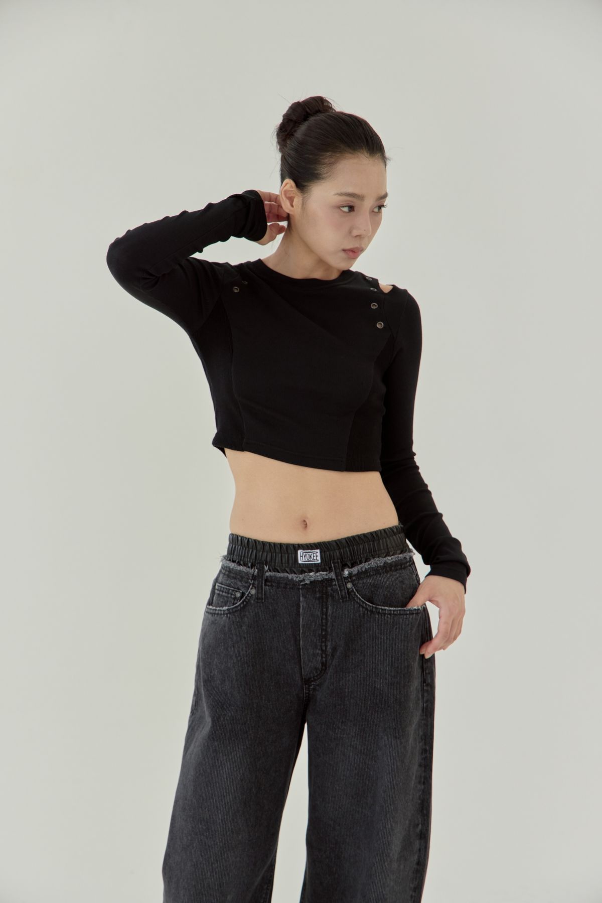 노 엑스트라 터치(NO EXTRA TOUCH) Eyelet Detail Crop Tee (Black) / 25FWTS001BK