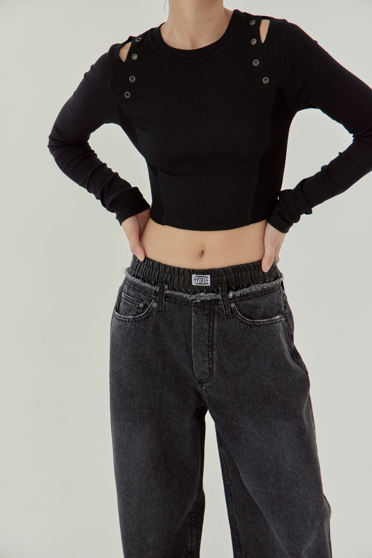 노 엑스트라 터치(NO EXTRA TOUCH) Eyelet Detail Crop Tee (Black) / 25FWTS001BK