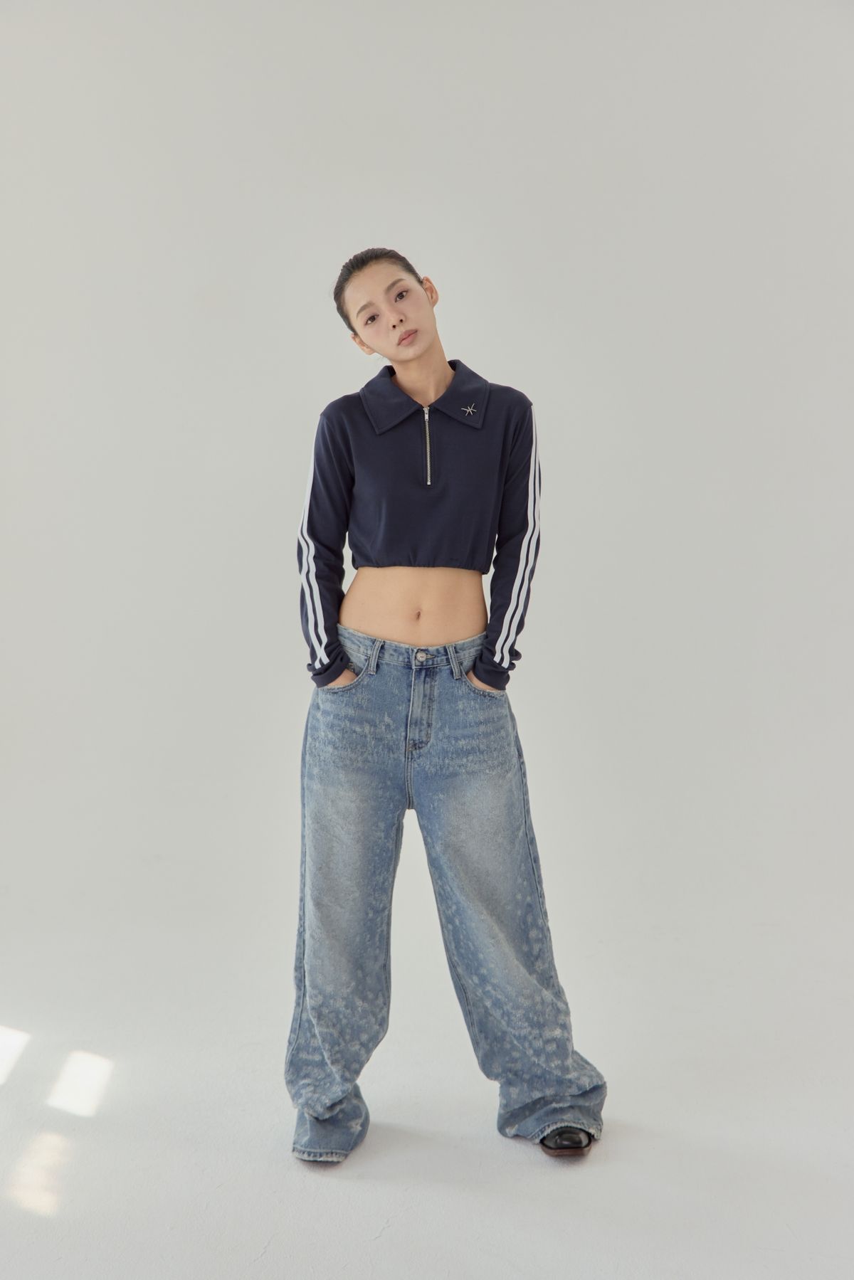 노 엑스트라 터치(NO EXTRA TOUCH) Half zip-up Crop mtm (Navy) / 25FWSW001NA